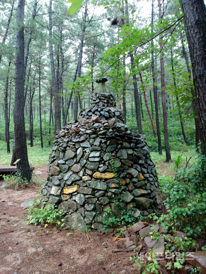 ▲ 12일 오전 비가 내린 희리산 자연휴양림에 서있는 돌탑 ⓒ 김희리 기자