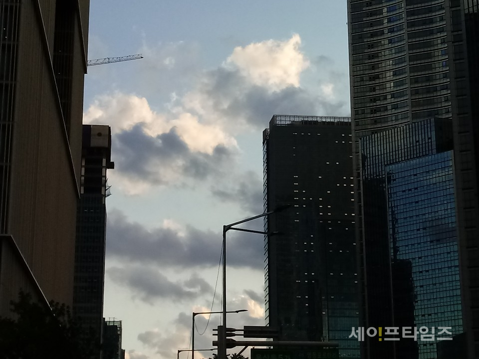 ▲ 서울 용산구 빌딩 거리의 하늘에 구름이 끼였다. ⓒ 김희리 기자