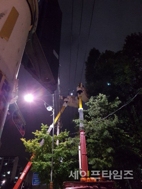 ▲  한전 직원이 8일 새벽 인천시 계양구에서 태풍 '링링'에 따른 전력 복구작업을 하고 있다. ⓒ 한전