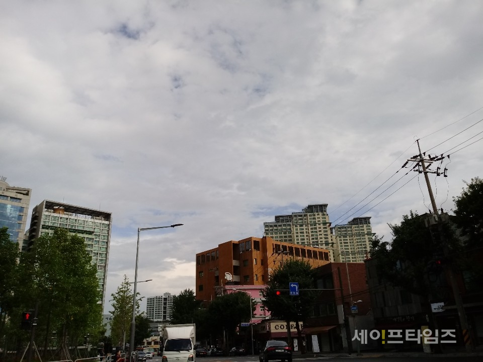 ▲ 서울 용산구의 한 사거리에서 바라본 하늘이 구름으로 덮였다. ⓒ 김희리 기자