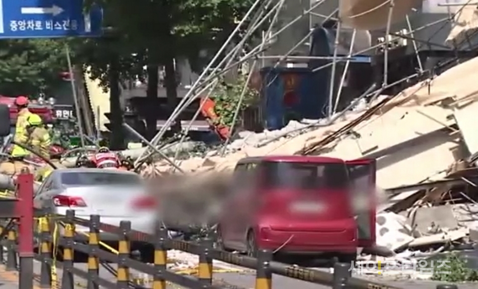▲ 소방대원이 건물이 무너진 서울 잠원동 한 도로에서 구조작업을 벌이고 있다. ⓒ 연합뉴스TV