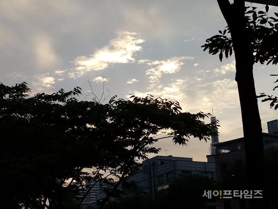 ▲ 서울 동작구 한 거리의 하늘에 해가 지고 있다. ⓒ 김희리 기자