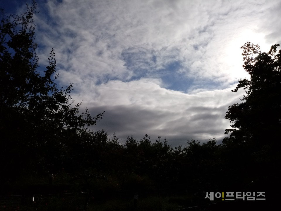▲ 서울에 있는 한 공원 하늘에 구름이 떠있다. ⓒ 김희리 기자