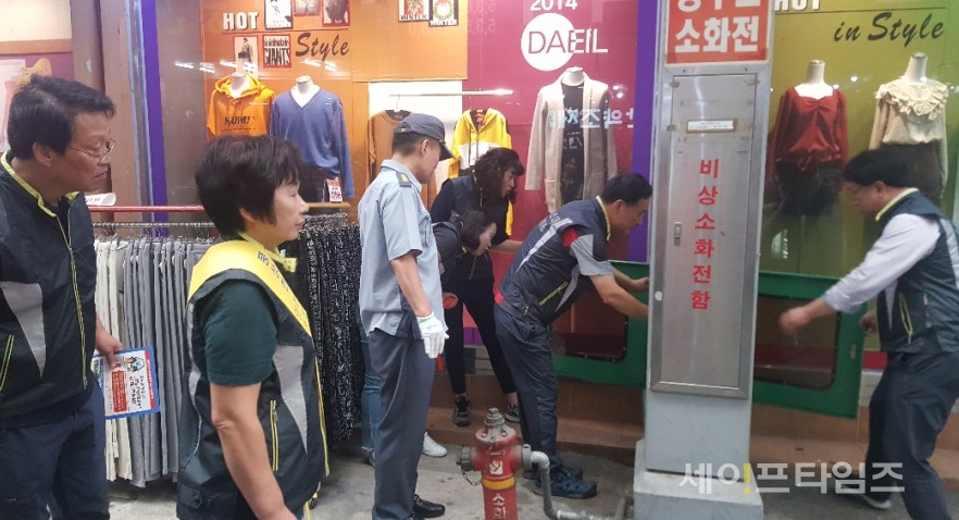 ▲ 대전 서부소방서 의용소방대원이 17일 도마큰시장에서 소방시설을 점검하고 있다. ⓒ 대전서부소방서