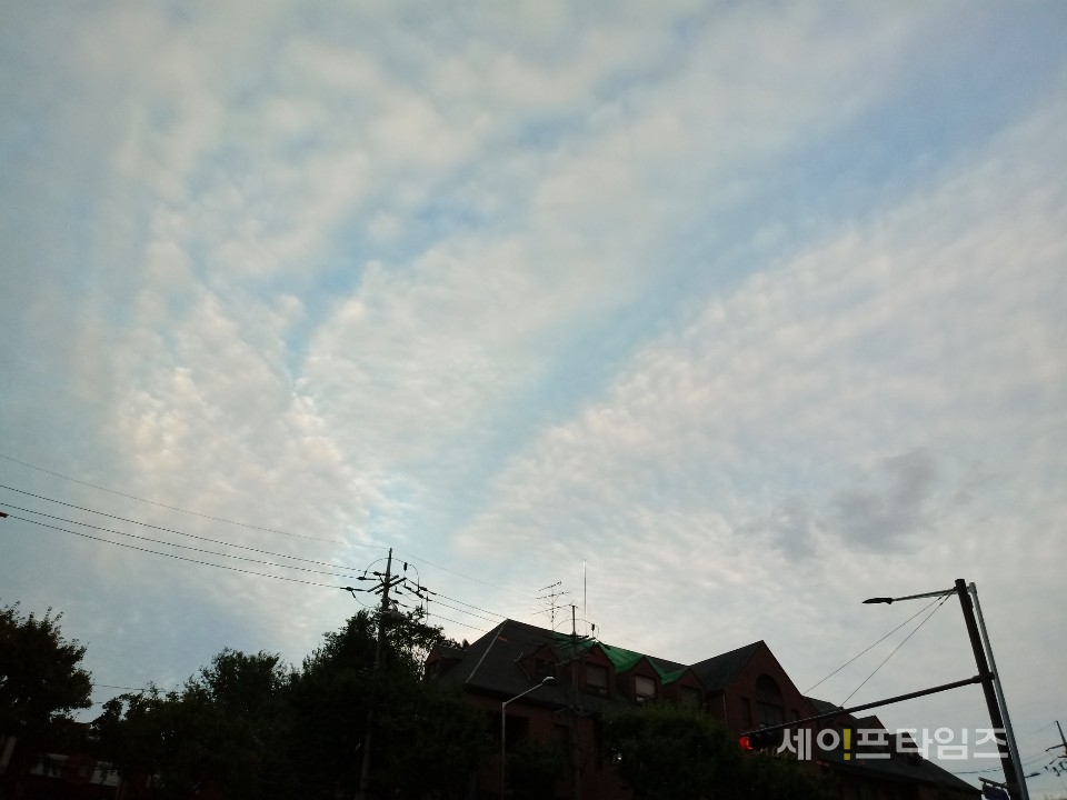 ▲ 서울 용산시 사거리에서 바라본 하늘에 구름이 이어졌다. ⓒ 김희리 기자