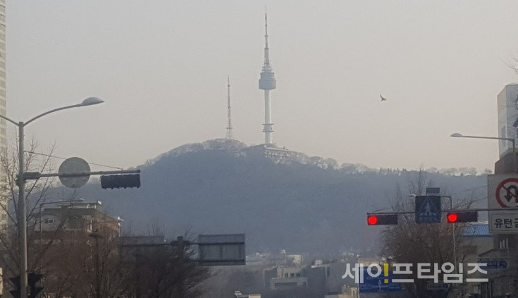 ▲ 서울 용산구 한강로에서 미세먼지로 남산타워가 희미하게 보이고 있다. ⓒ 세이프타임즈 DB