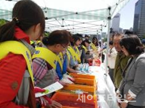 ▲ 2018년 '음식물쓰레기 남기지 않기' 캠페인에 참석한 사람들 ⓒ 서울시