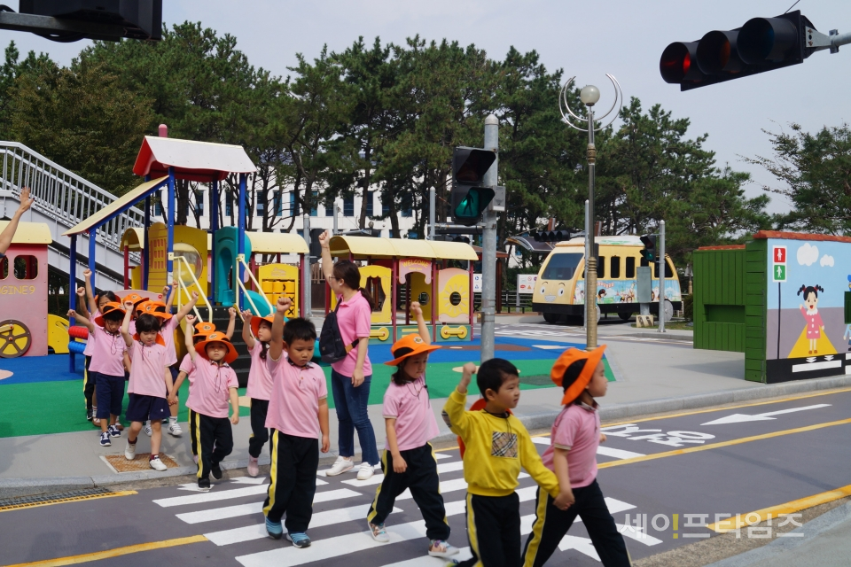 ▲ 한국119소년단 어린이들이 지난달 30일 부산시에서 신호등 건너는 체험을 하고 있다. ⓒ 부산 남부소방서