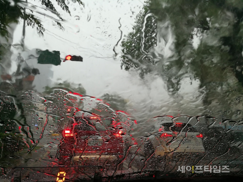 ▲ 자동차 창문 너머로 비가 강하게 내리고 있다. ⓒ 세이프타임즈 DB