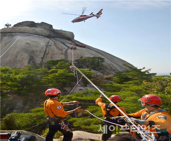 ▲ 소방대원이 산악사고를 당한 등산객을 헬기로 구조하고 있다. ⓒ 소방청