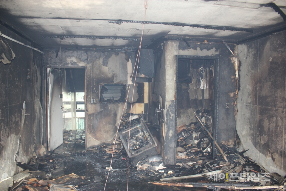 ▲ 경기 수원시  인계동 상가주택에서 6일 화재가 발생해 건물내부가 전소됐다. ⓒ 수원남부소방서