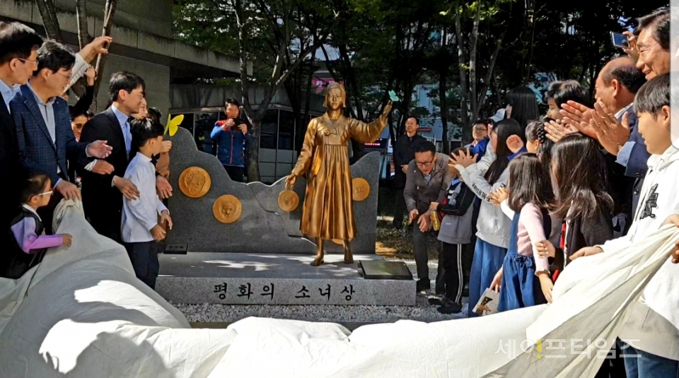 ▲ 9일 서울 영등포구 타임스퀘어에서 열린 '평화의 소녀상'이 제막식에서 참석자들이 소녀상을 공개하고 있다. ⓒ 박매자 기자