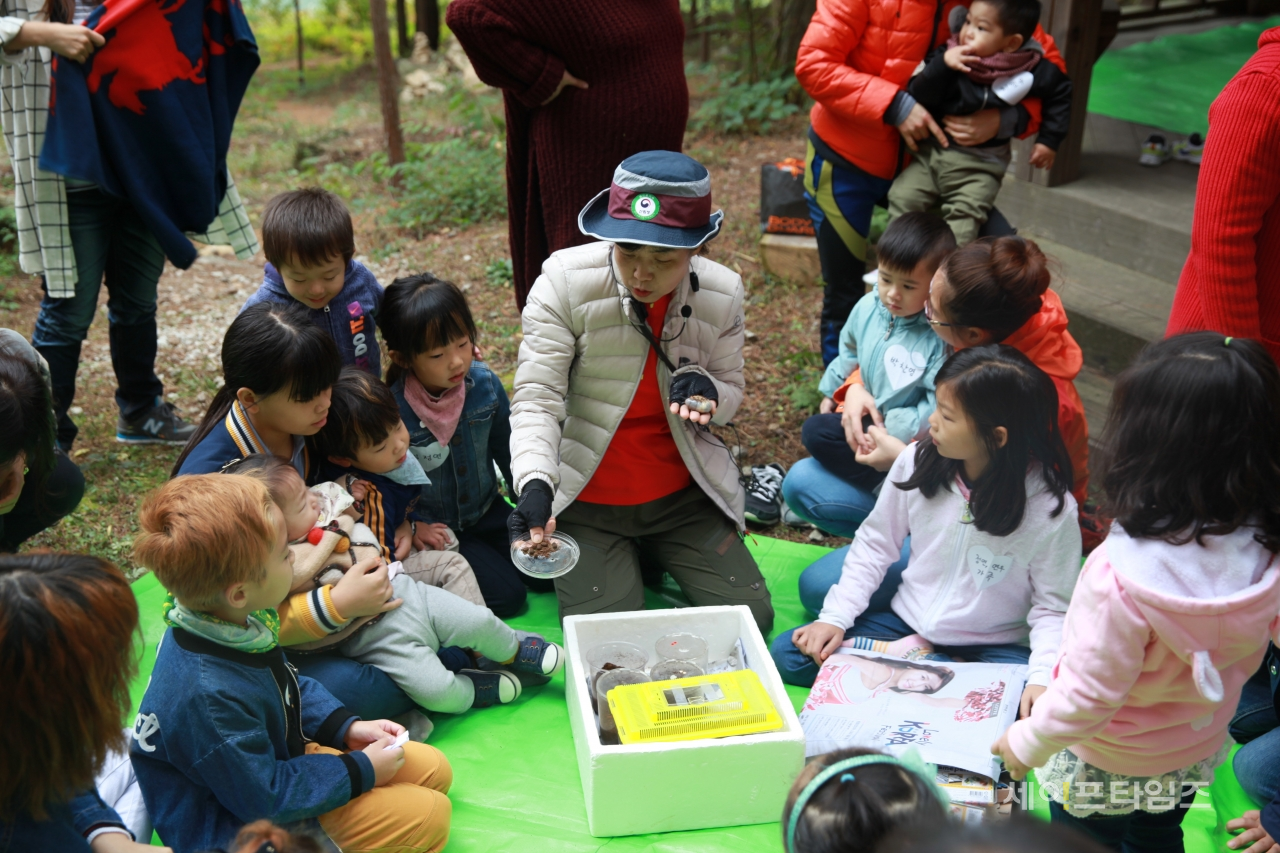 ▲ 7회 숲유치원 체험 행사에 참가한 아이들이 지도사의 말을 듣고 있다. ⓒ 산림청