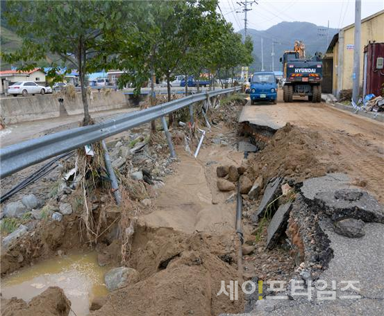 ▲ 경북 영덕군 병곡면 도로가 태풍 '미탁' 피해를 받아 파손됐다. ⓒ 세이프타임즈 DB
