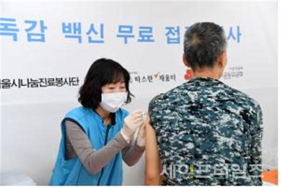 ▲ 시나눔진료봉사단이 지난해 10월 노숙인에게 무료로 독감 예방접종을 하고 있다. ⓒ 서울시