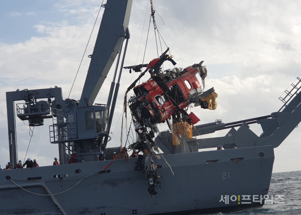 ▲ 독도 인근 해상에서 추락한 소방헬기가 3일 해군 청해진함에 의해 인양되고 있다. ⓒ 동해지방해양경찰청