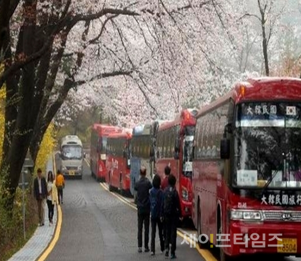 ▲ 관광버스가 도로에서 불법 주정차를 하고 있다. ⓒ 서울시