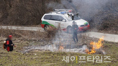 ▲ 산림청 직원이 소각행위를 단속하고 있다. ⓒ 세이프타임즈 DB