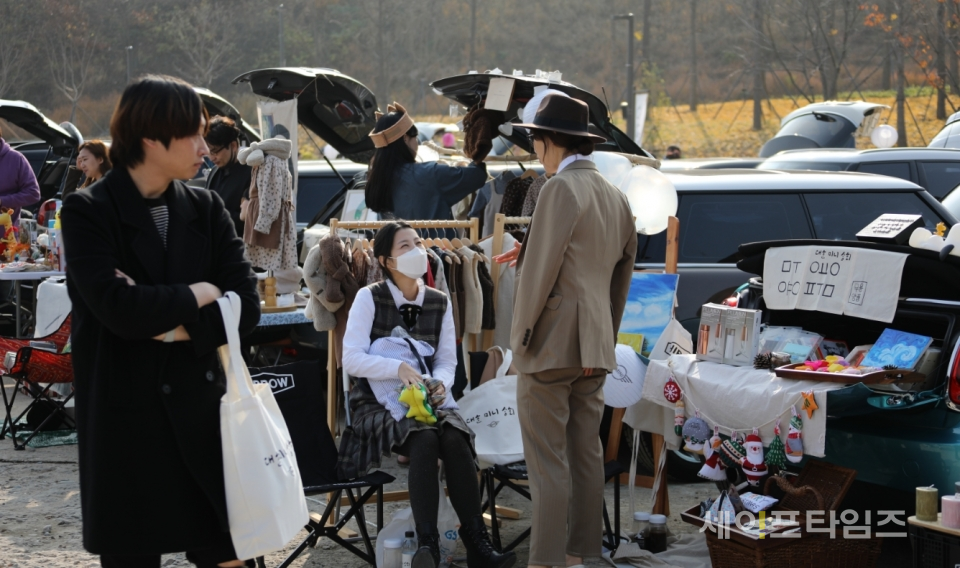▲ 자동차를 판매 매대로 활용하는 '카부츠'시장에서 시민들이 판매를 하고 있다 ⓒ 서울시