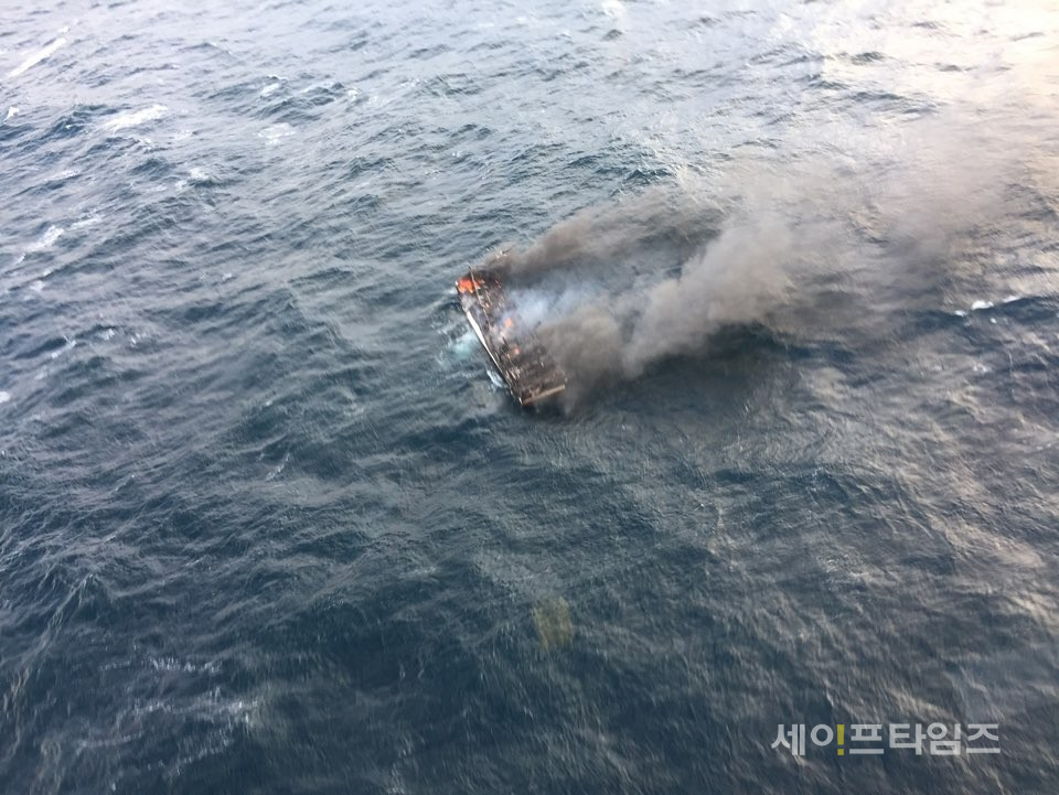 ▲ 19일 오전 제주 차귀도 서쪽 인근 해상에서 어선 대성호에 화재가 발생해 1명이 숨지고 11명이 실종됐다. ⓒ 제주해경