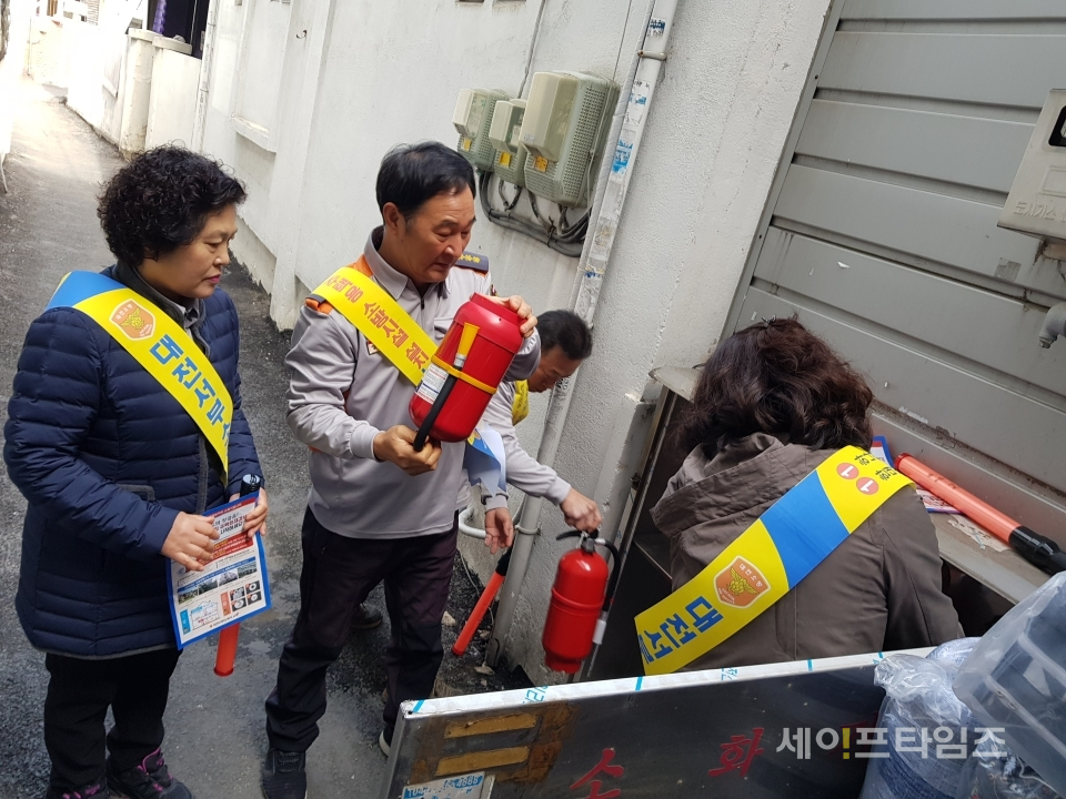 ▲ 대전서부소방서 의용소방대원들이 21일 도마전통시장에서 소화기함을 점검하고 있다. ⓒ  대전서부소방서