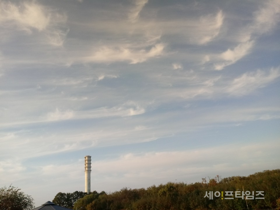 ▲ 서울 마포구 하늘공원에서 구름이 떠 있다. ⓒ 김희리 기자