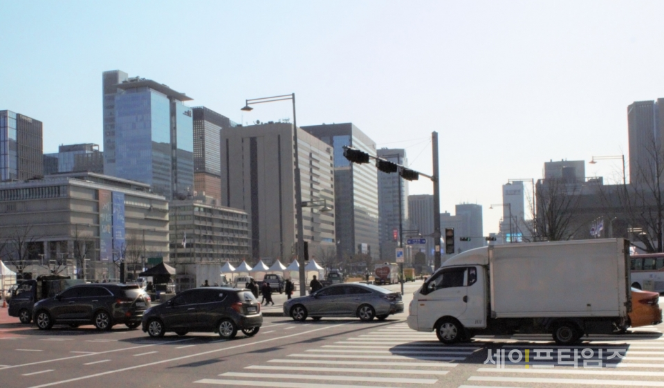 ▲ 서울 중구 교차로에 차들이 지나가고 있다. ⓒ 김희리 기자