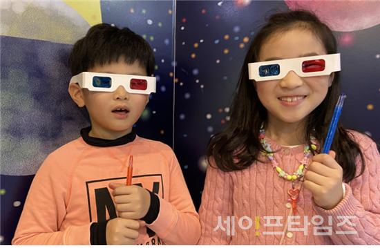 ▲ '찡긋! 사라지는 그림'에 참가한 어린이들이 3D종이로 만든 안경을 착용했다. ⓒ 서울시