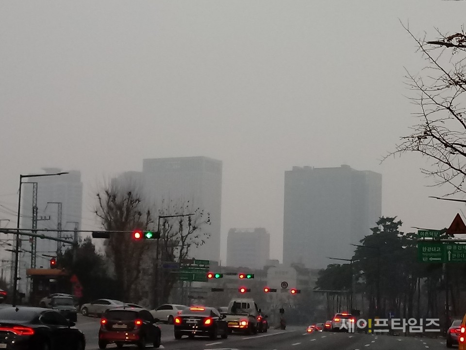 ▲ 2019년 1월부터 미세먼지 공포에 휩싸인 가운데 서울시 이촌역 하늘이 뿌옇게 보이고 있다. ⓒ 세이프타임즈 DB