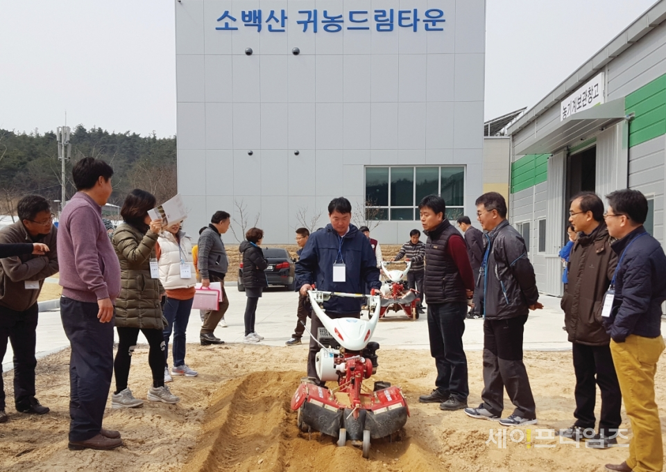 ▲ 체류형 귀농지원사업 참가자들이 농기구 사용법을 배우고 있다. ⓒ 서울시