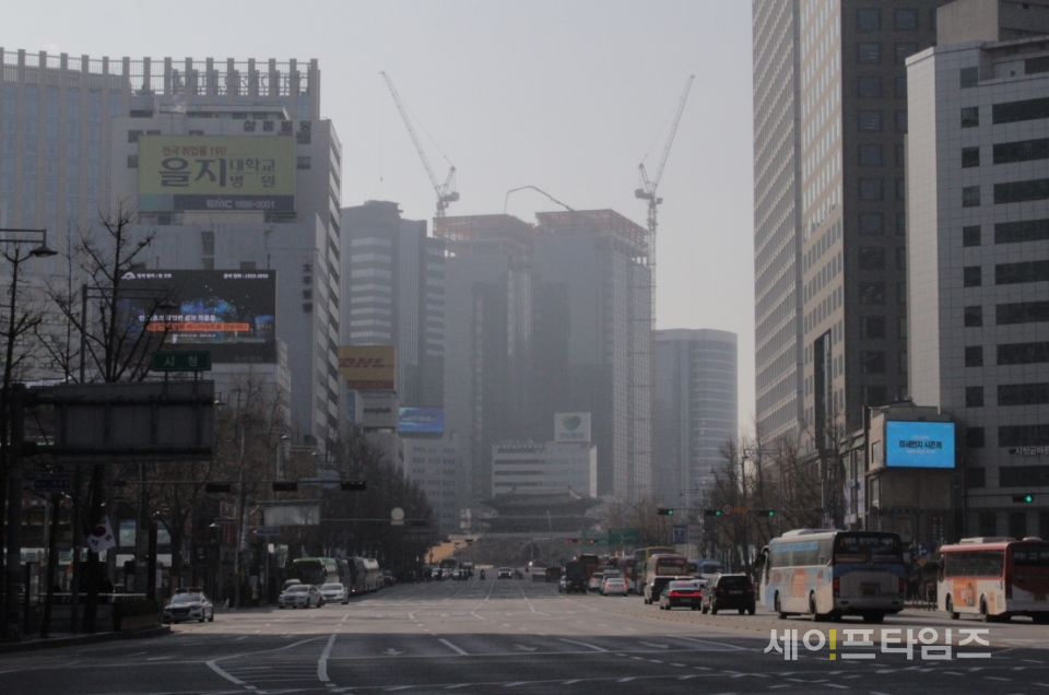 ▲ 서울시 중구 한 사거리에서 보이는 건물이 뿌옇게 보인다. ⓒ 김희리 기자