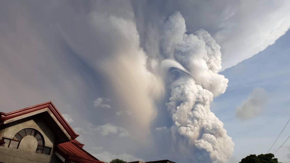 ▲ 필리핀 타알(Taal) 화산이 12일(현지시간) 마닐라 남쪽 타가이타이에서 화산재와 연기를 배출하고 있다. ⓒ AP