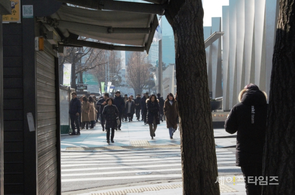 ▲ 서울시 종로구 한 거리에서 시민들이 어딘가로 향하고 있다. ⓒ 김희리 기자