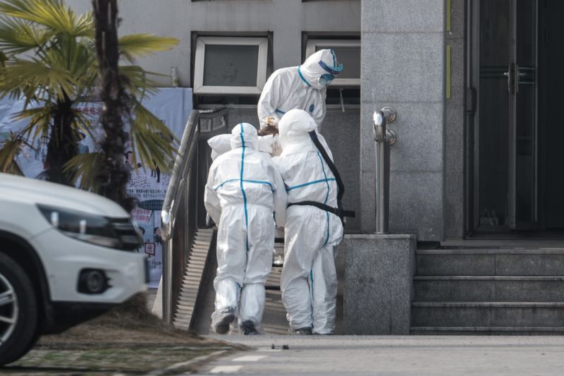 ▲ 의료진이 지난 18일(현지시간) 중국 우한시 진인탄 병원으로 환자를 이송하고 있다. ⓒ AFP