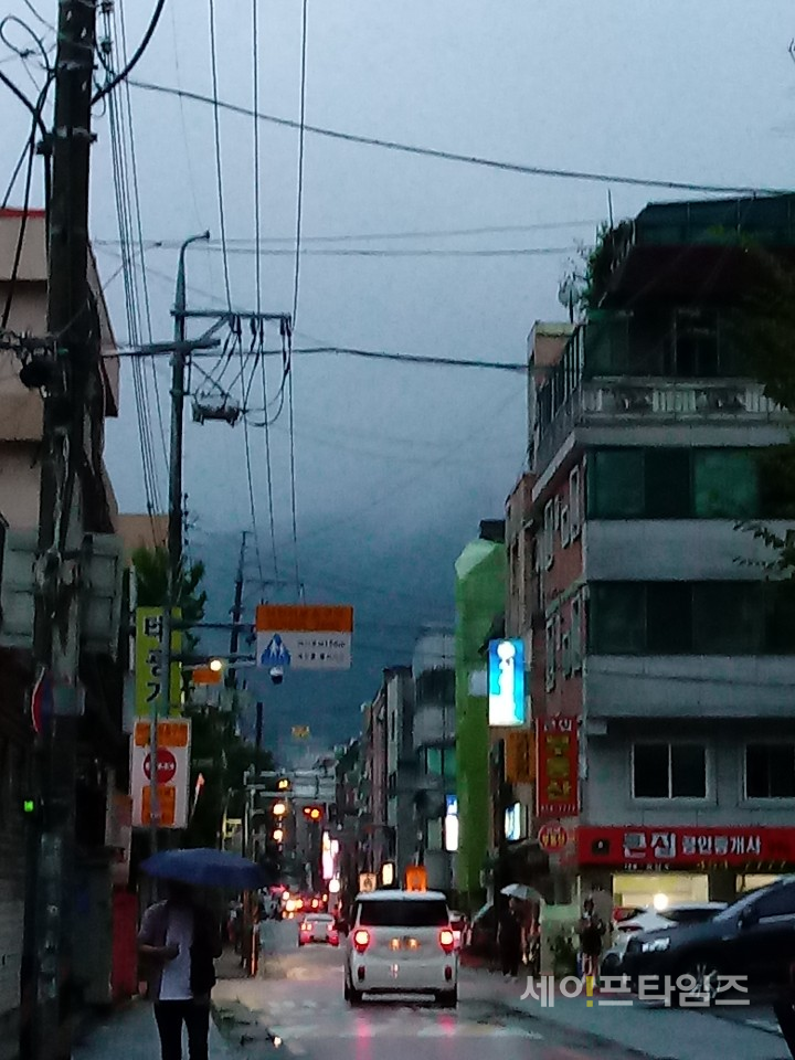 ▲ 서울 동작구 한 거리에 행인이 우산을 들고 걷고 있다. ⓒ 세이프타임즈 DB