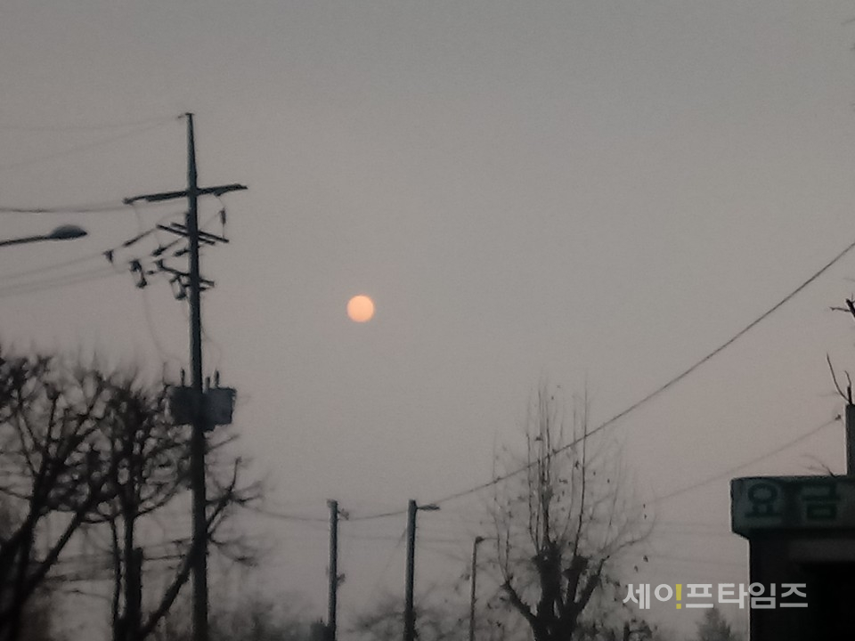 ▲ 서울 용산구 한 사거리에서 바라본 하늘이 흐리다. ⓒ 세이프타임즈 DB