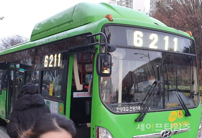 ▲ 서울시 버스 운전자가 마스크를 끼고 있다. ⓒ 서경원 기자