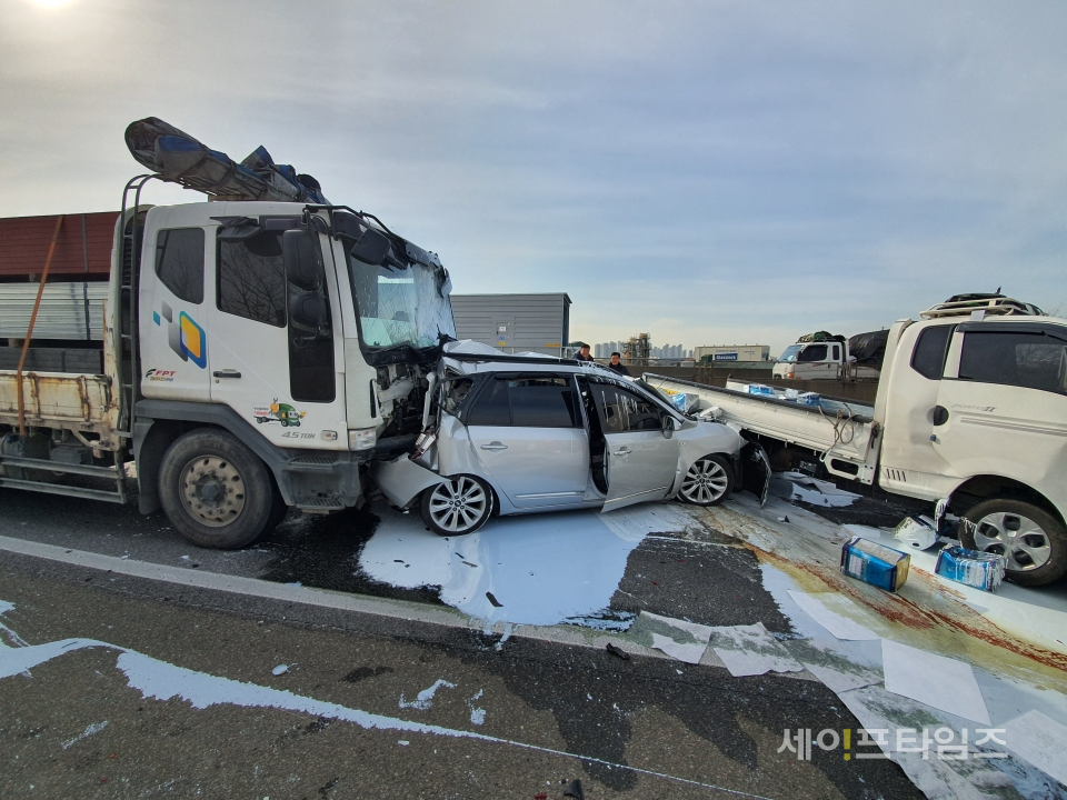 ▲ 인천 미추홀구 제2경인고속도로에서 발생한 7중 추돌 사고로 부서진 4.5톤 트럭과 카렌스 차량. ⓒ 인천 공단소방서