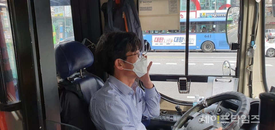▲ 서울 동작구 흑석동 일대를 운행하는  21번 마을버스 운전기사가 마스크를 착용하고 있다. ⓒ 안현선 기자