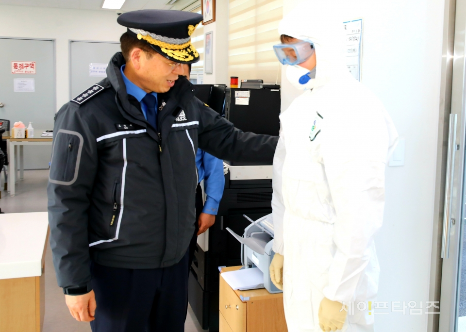 ▲ 조현배 해양경찰청장이 30일 안산파출소에서 신종 코로나바이러스에 대비하기 위한 방역복을 살펴보고 있다. ⓒ 해양경찰청