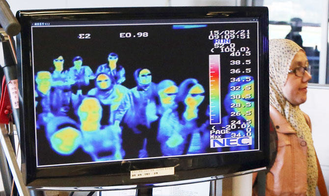 ▲ 중동 지역에서 온 한 외국인이 2015년 인천공항 메르스 검역을 위한 열화상카메라를 통과하고 있다.  ⓒ AP통신 홈페이지