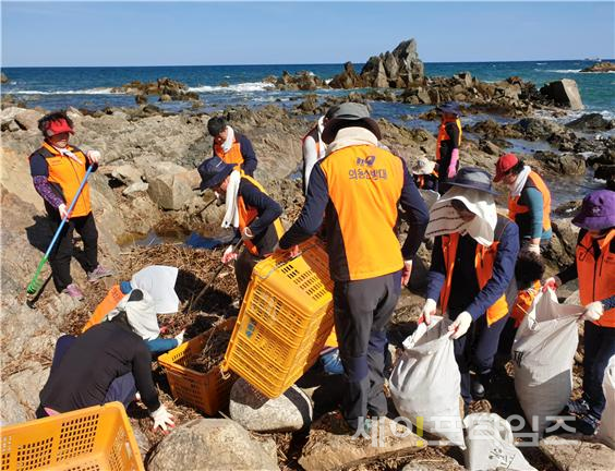 ▲ 대전 의용소방대가 지난해 10월 죽변등대 부근에서 해양 쓰레기를 수거하고 있다. ⓒ 소방청