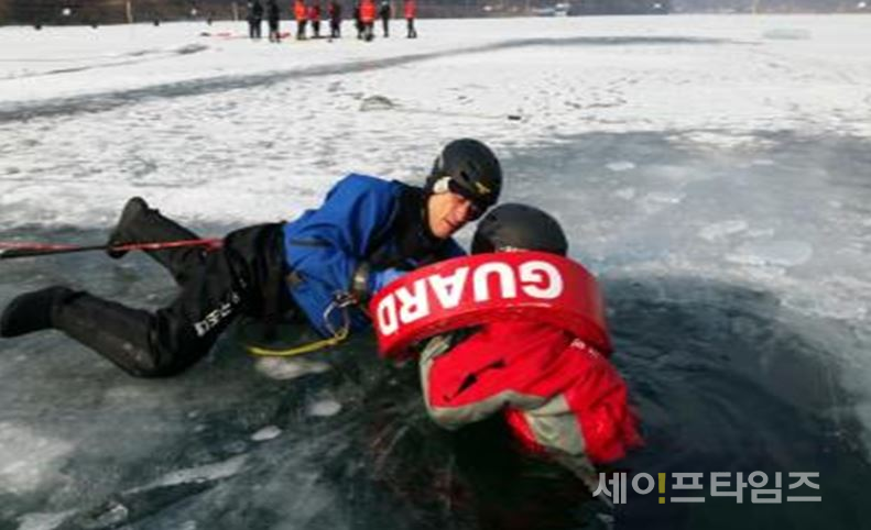 ▲ 119구조대원들이 빙상사고 구조 훈련을 하고 있다. ⓒ 소방청