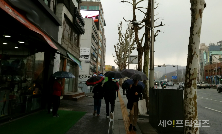 ▲ 30일 사당동 한 거리에서 시민들이 우산을 쓰고 걸어가고 있다. ⓒ 세이프타임즈 DB