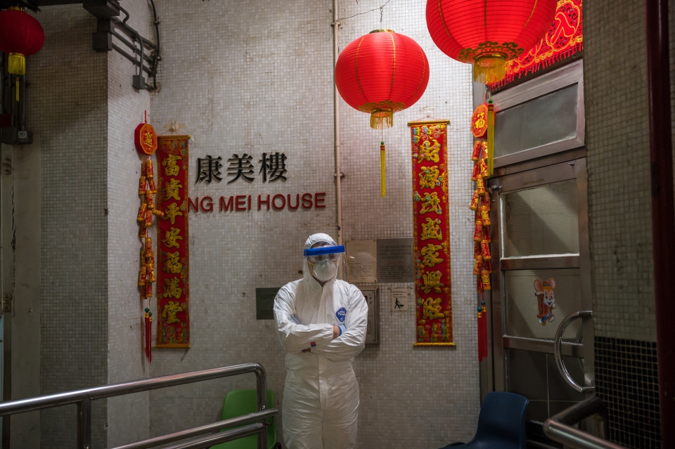 ▲ 방역복을 입은 검역 관계자가 11일(현지시간) 홍콩 칭이도에 있는 홍메이 아파트 입구에 서 있다. ⓒ CNN 홈페이지