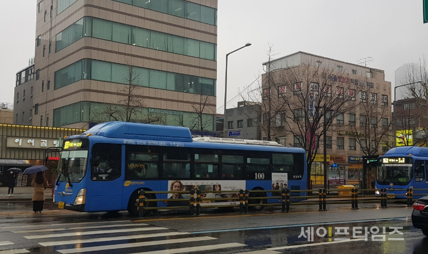 ▲ 서울시 버스가 정류장을 지나고 있다. ⓒ 안현선 기자