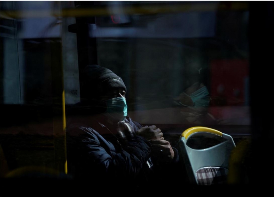 ▲ 마스크를 착용한 중국인이 12일 상하이 시내로 가는 버스를 타고 있다. ⓒ 로이터통신 홈페이지