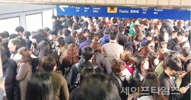 ▲ 시민들이 14일 역곡역에서 지하철 1호선 열차 지연으로 기다리고 있다. ⓒ 이다혜기자