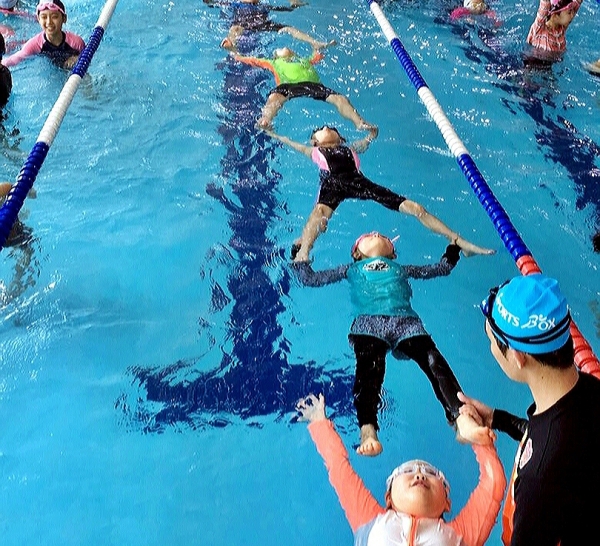 ▲ 생존수영 강사가 초등학생들에게 맨몸으로 물에 떠서 익사를 방지할 수 있는 '잎새뜨기' 수영을 지도하고 있다. ⓒ 한국안전수영협회
