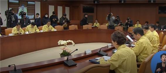 ▲ KBS가 17일 코로나19 대응 경제관계장관회의를 보도하고 있다. ⓒ KBS 홈페이지